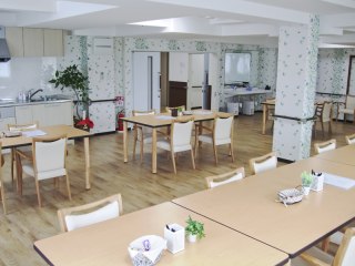 アンジェス岩倉